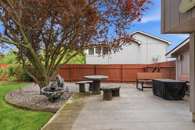 1823 N Salmon River Ln, Greenacres, WA 99016