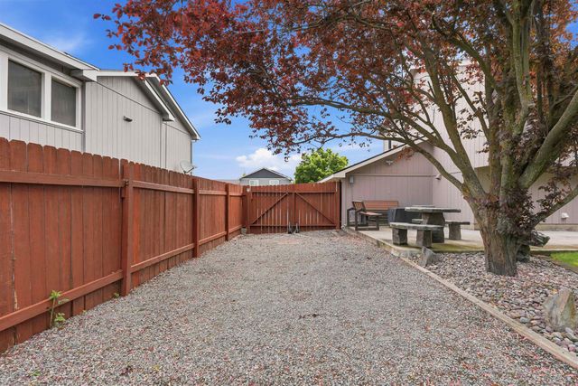 1823 N Salmon River Ln, Greenacres, WA 99016