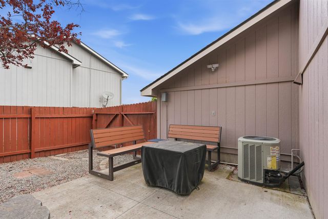 1823 N Salmon River Ln, Greenacres, WA 99016