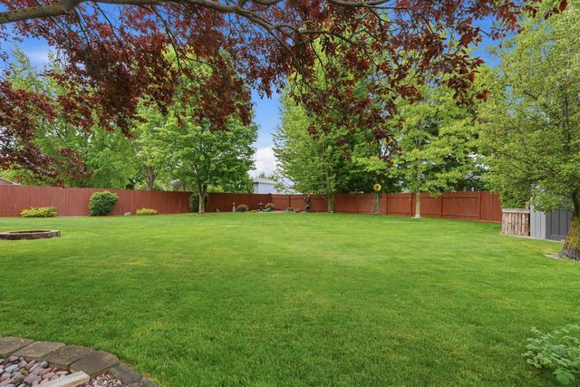 1823 N Salmon River Ln, Greenacres, WA 99016