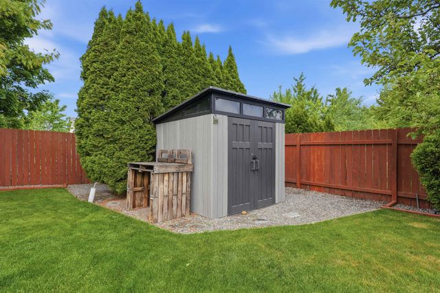 1823 N Salmon River Ln, Greenacres, WA 99016