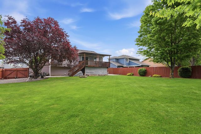 1823 N Salmon River Ln, Greenacres, WA 99016