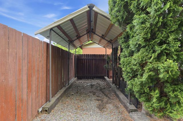 1823 N Salmon River Ln, Greenacres, WA 99016