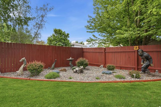 1823 N Salmon River Ln, Greenacres, WA 99016