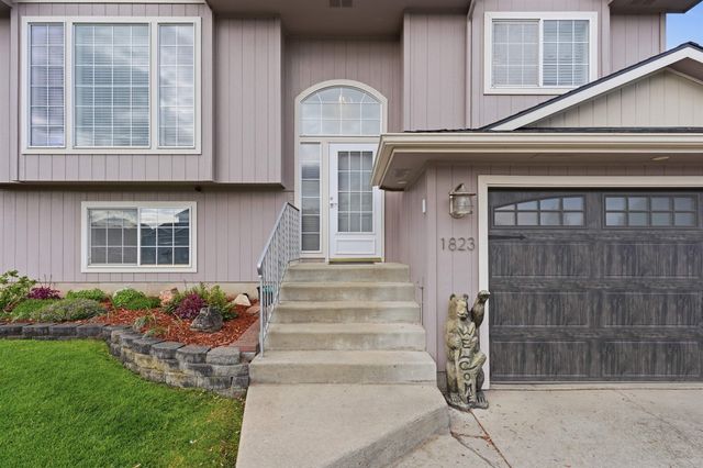 1823 N Salmon River Ln, Greenacres, WA 99016