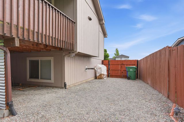 1823 N Salmon River Ln, Greenacres, WA 99016