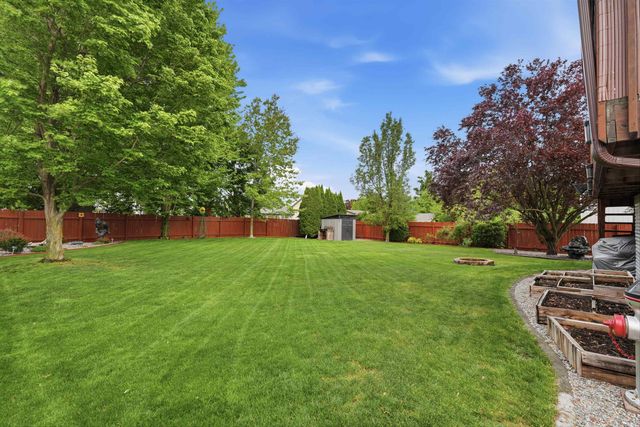 1823 N Salmon River Ln, Greenacres, WA 99016