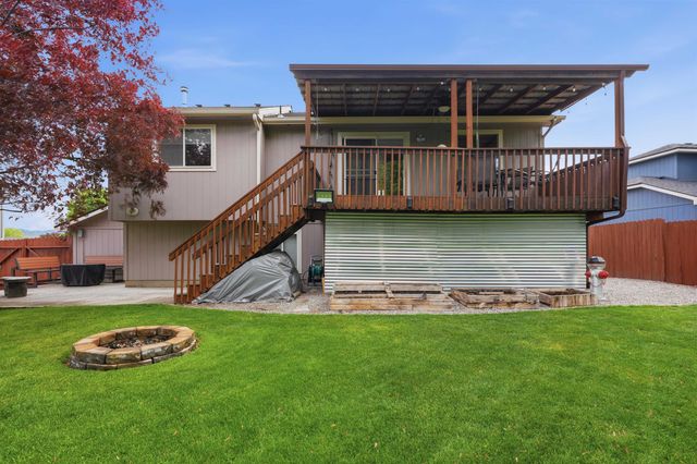 1823 N Salmon River Ln, Greenacres, WA 99016