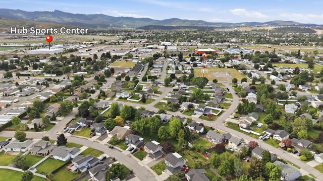 1823 N Salmon River Ln, Greenacres, WA 99016