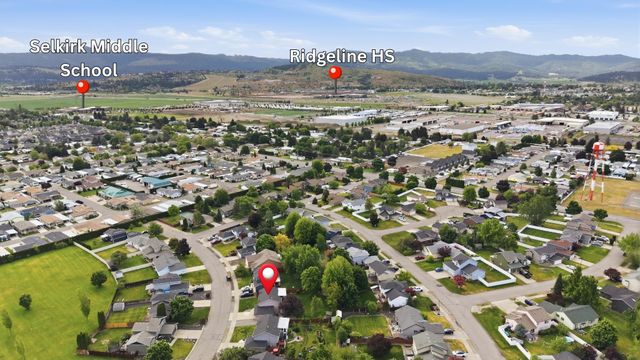 1823 N Salmon River Ln, Greenacres, WA 99016