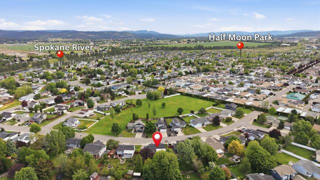 1823 N Salmon River Ln, Greenacres, WA 99016
