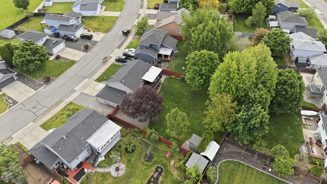 1823 N Salmon River Ln, Greenacres, WA 99016
