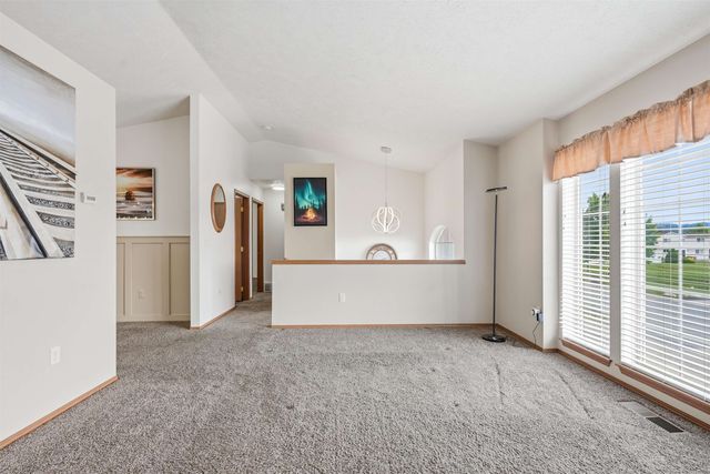 1823 N Salmon River Ln, Greenacres, WA 99016