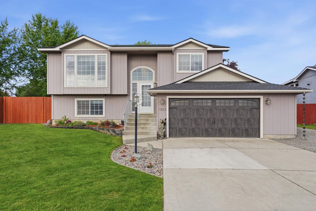 1823 N Salmon River Ln, Greenacres, WA 99016