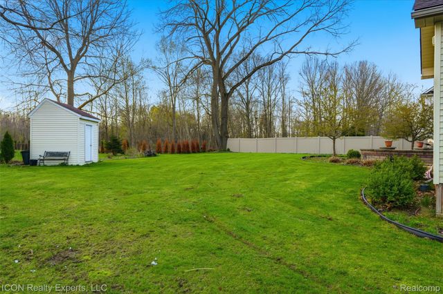 9211 Meadow Ridge, Grand Blanc Charter Township, MI 48439
