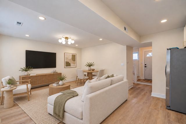 1328 W Nelson Street CH, Chicago, IL 60657