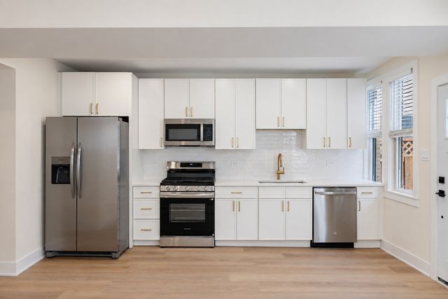 1328 W Nelson Street CH, Chicago, IL 60657