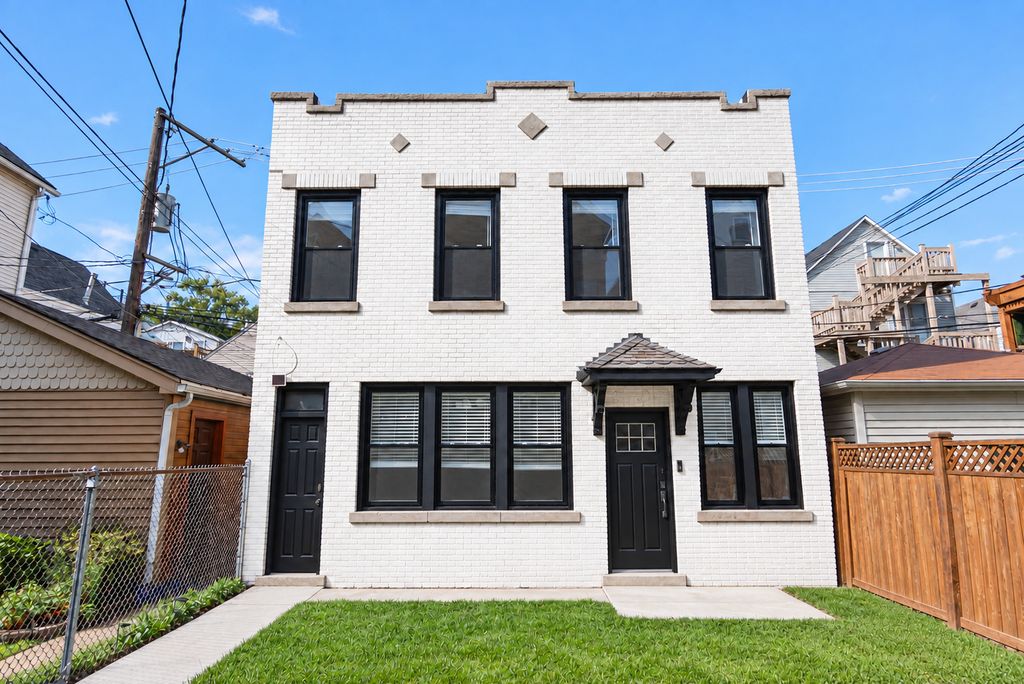 1328 W Nelson Street CH, Chicago, IL 60657