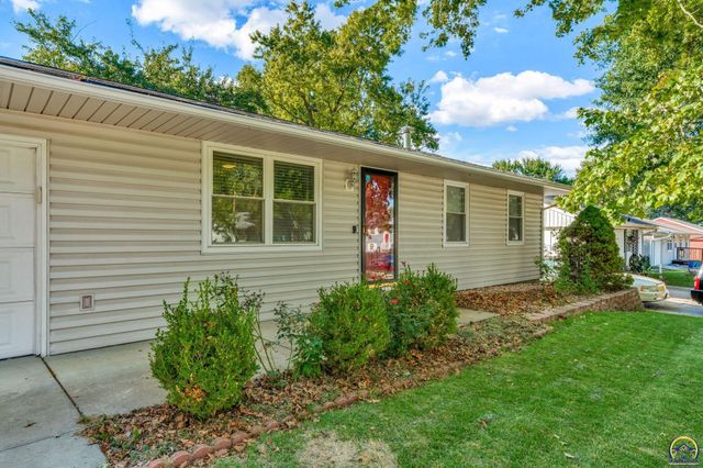 3129 SW Grand CT, Topeka, KS 66614