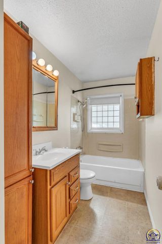 3129 SW Grand CT, Topeka, KS 66614