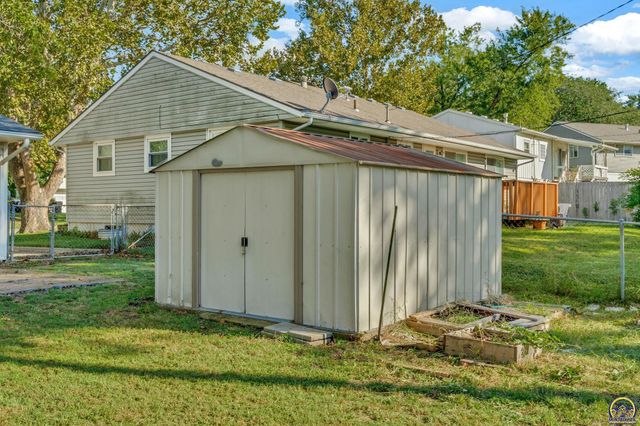 3129 SW Grand CT, Topeka, KS 66614