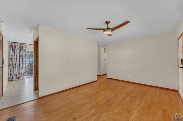 3129 SW Grand CT, Topeka, KS 66614