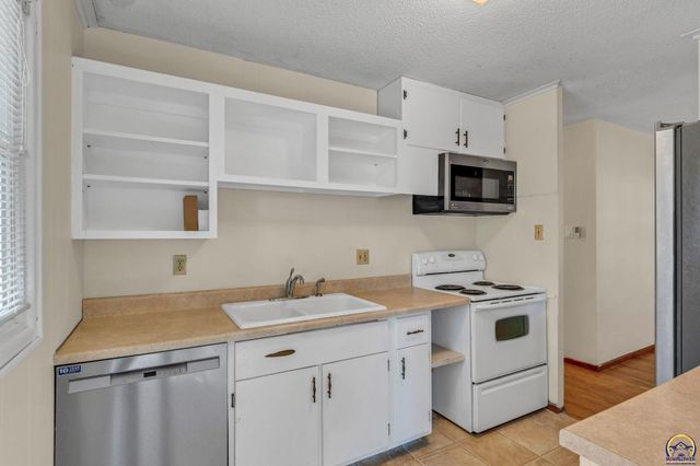 3129 SW Grand CT, Topeka, KS 66614