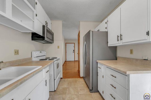 3129 SW Grand CT, Topeka, KS 66614