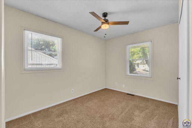 3129 SW Grand CT, Topeka, KS 66614