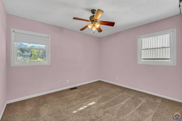 3129 SW Grand CT, Topeka, KS 66614