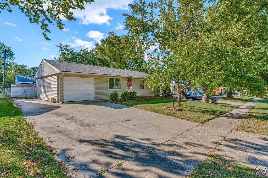3129 SW Grand CT, Topeka, KS 66614