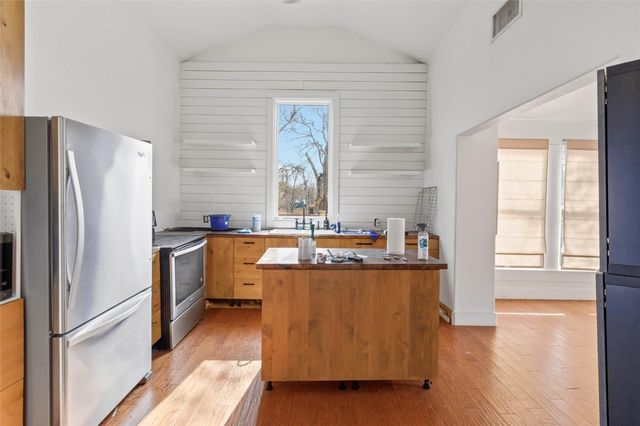 323 Cedar LN, Cedar Creek, TX 78612