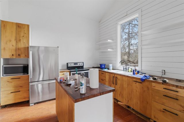 323 Cedar LN, Cedar Creek, TX 78612