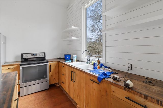 323 Cedar LN, Cedar Creek, TX 78612