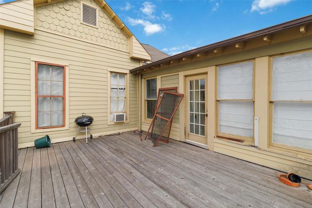 323 Cedar LN, Cedar Creek, TX 78612