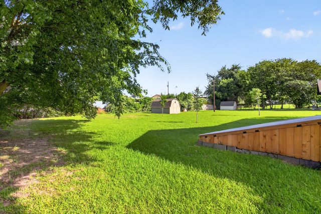 202 S Tower Street, Weatherford, TX 76086
