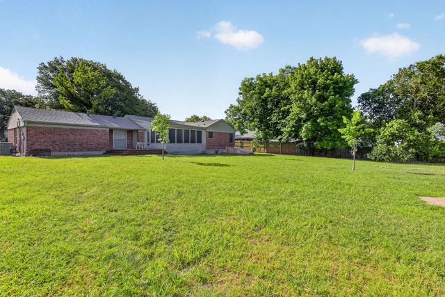 202 S Tower Street, Weatherford, TX 76086