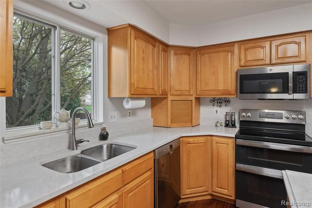 4325 Heatherstone Drive, Waterford, MI 48329