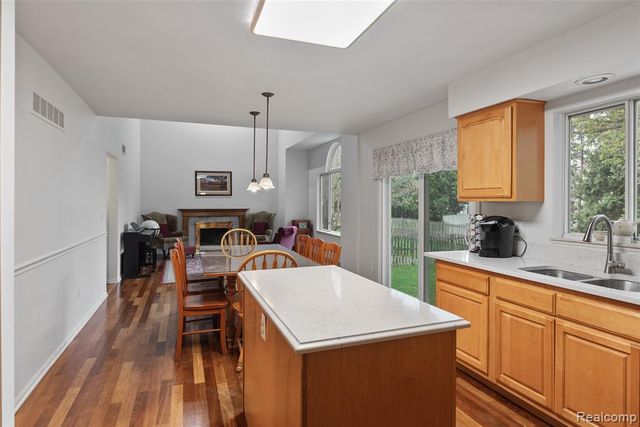 4325 Heatherstone Drive, Waterford, MI 48329