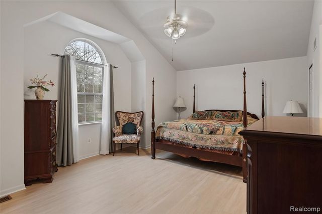 4325 Heatherstone Drive, Waterford, MI 48329