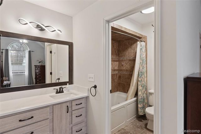 4325 Heatherstone Drive, Waterford, MI 48329