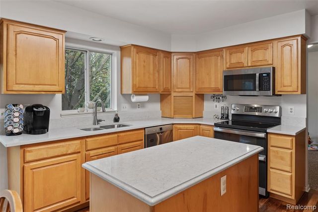 4325 Heatherstone Drive, Waterford, MI 48329