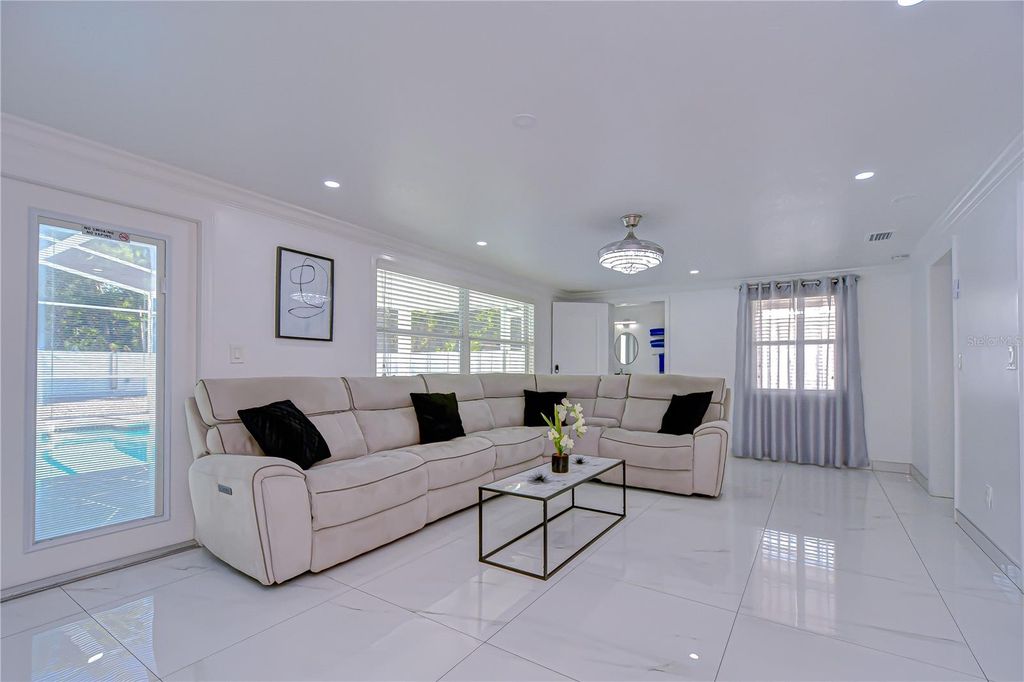 Image 19 of property listing at 3314 W KIRBY STREET, Tampa, FL 33614