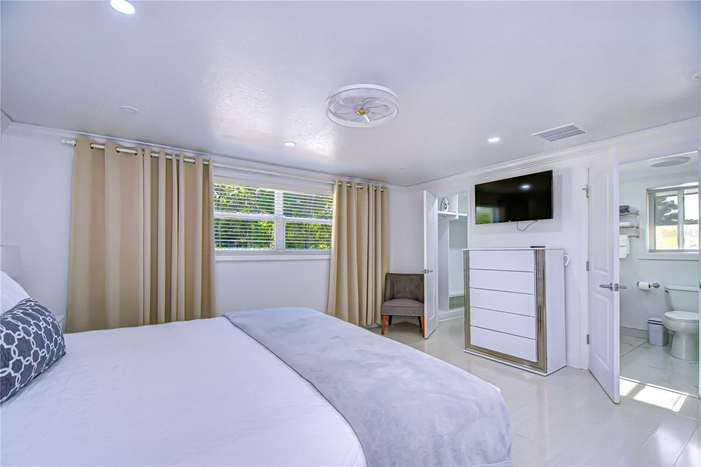 Image 24 of property listing at 3314 W KIRBY STREET, Tampa, FL 33614