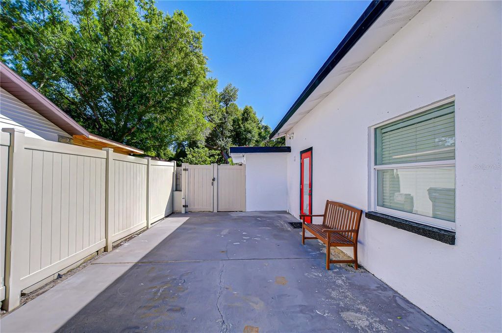 Image 38 of property listing at 3314 W KIRBY STREET, Tampa, FL 33614