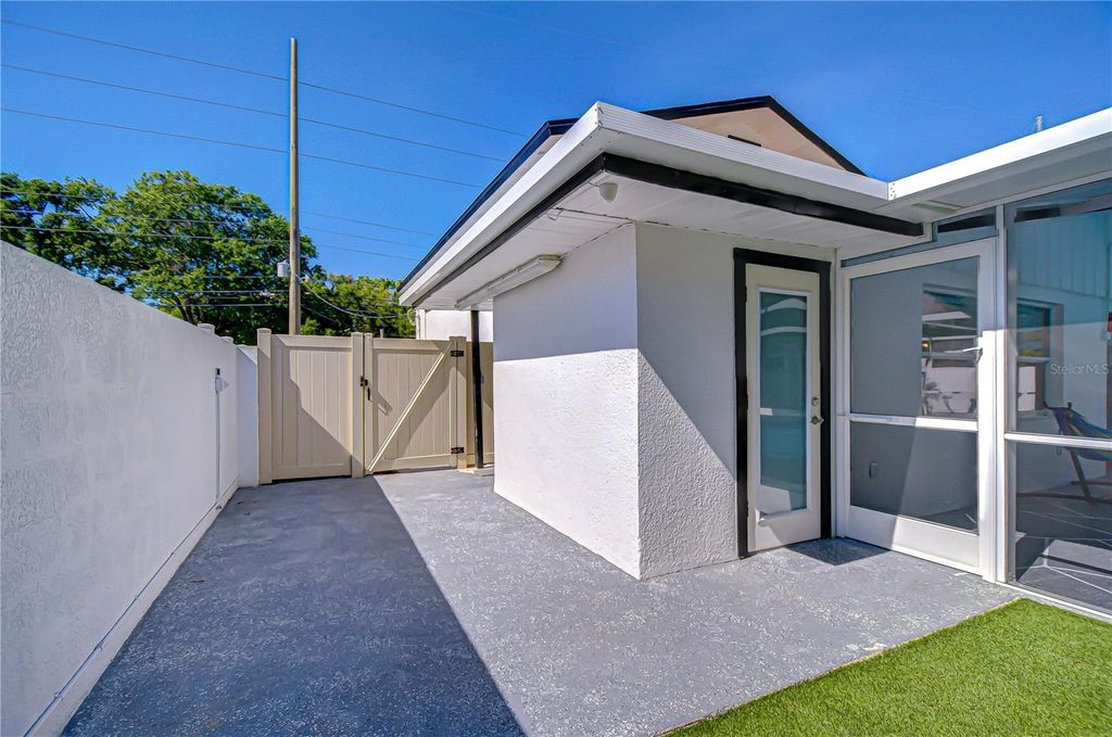 Image 65 of property listing at 3314 W KIRBY STREET, Tampa, FL 33614