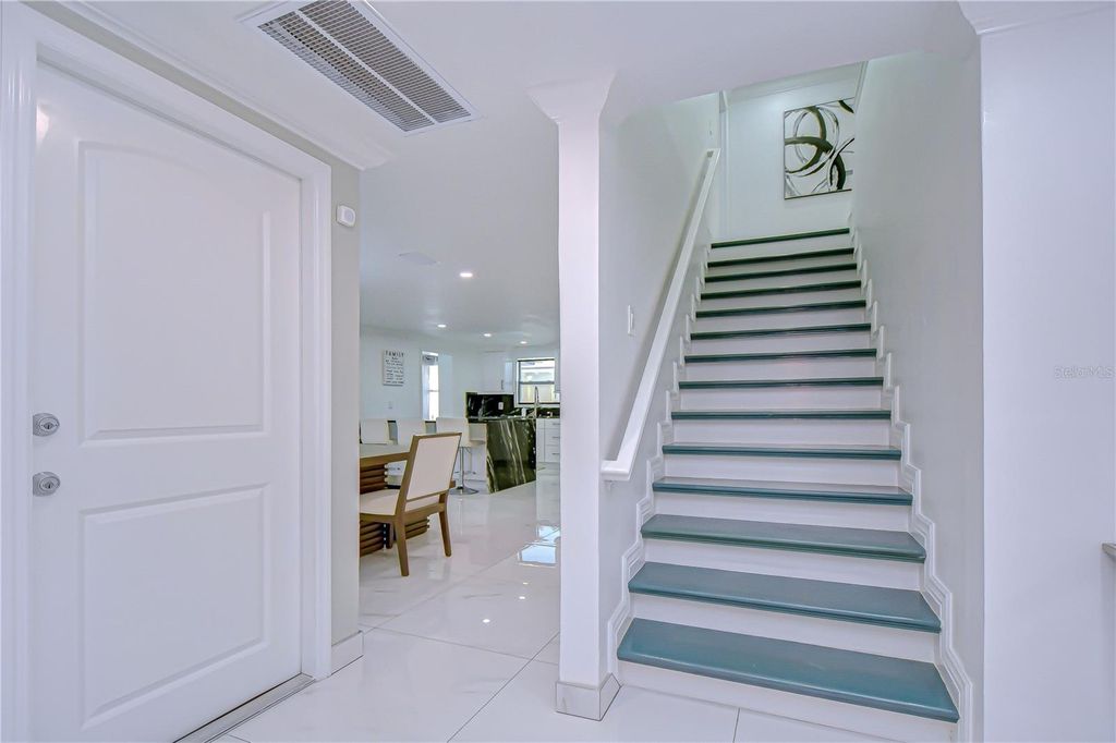 Image 8 of property listing at 3314 W KIRBY STREET, Tampa, FL 33614