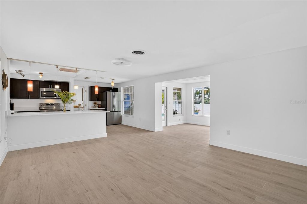 Image 7 of property listing at 2403 VERMONT AVENUE E, Bradenton, FL 34208