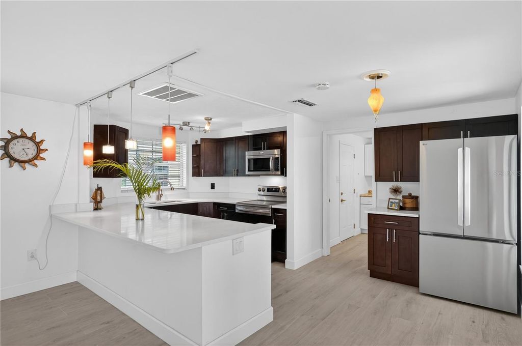Image 8 of property listing at 2403 VERMONT AVENUE E, Bradenton, FL 34208