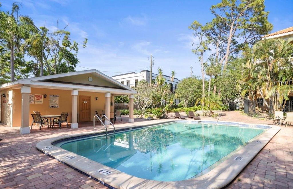 Image 4 of property listing at 950 BROADWAY 205, Dunedin, FL 34698